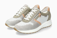 Kim gecombineerde grijze sneakers